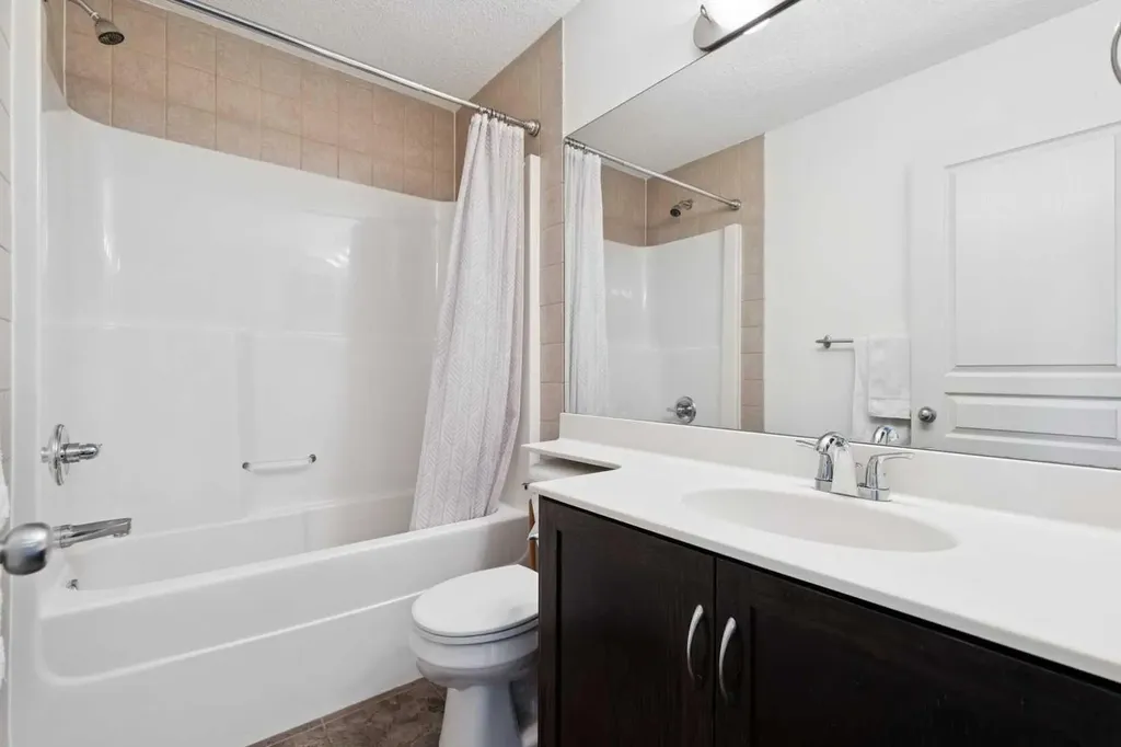 572 West Creek Point Chestermere AB T1X1T3