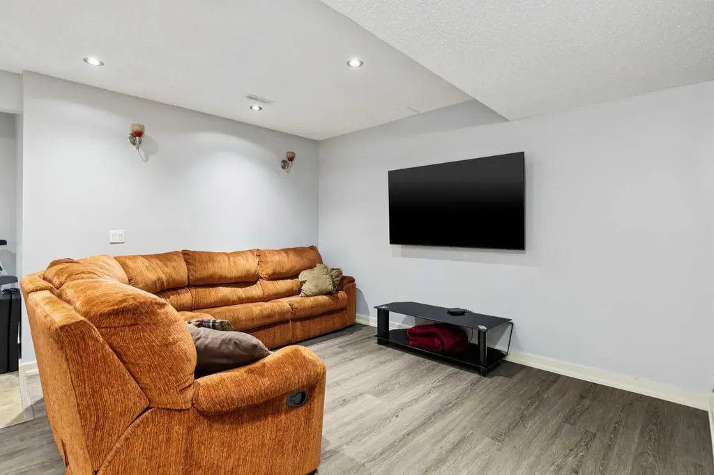 572 West Creek Point Chestermere AB T1X1T3