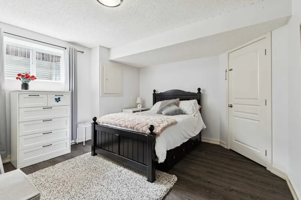 572 West Creek Point Chestermere AB T1X1T3