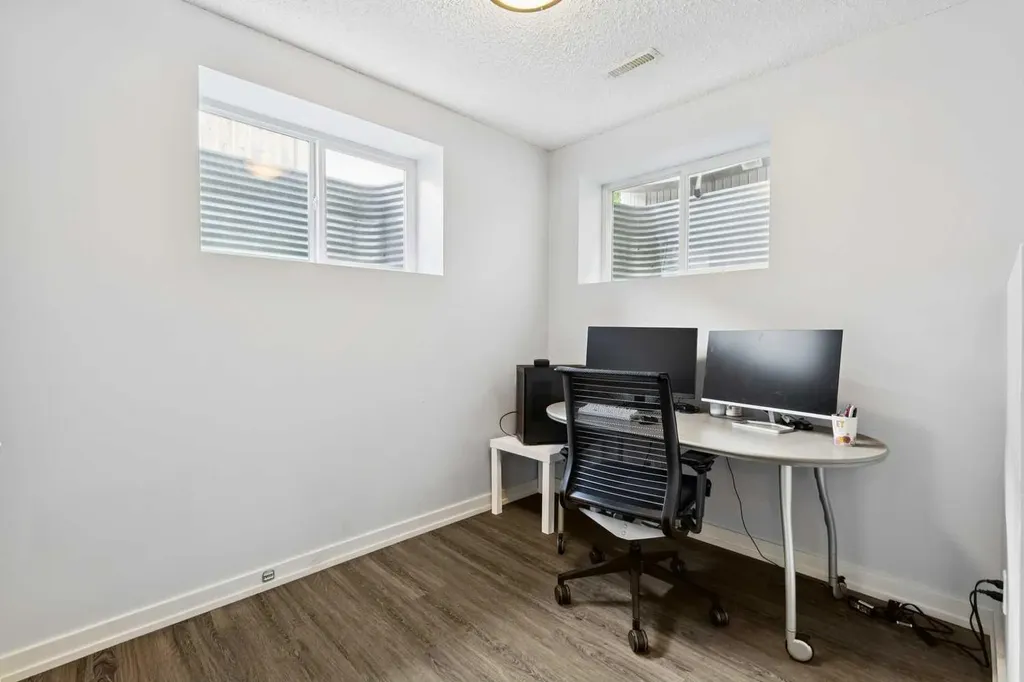 572 West Creek Point Chestermere AB T1X1T3