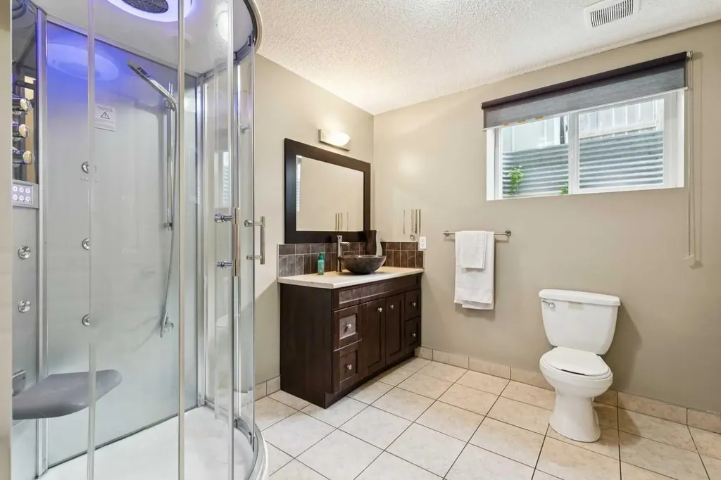 572 West Creek Point Chestermere AB T1X1T3