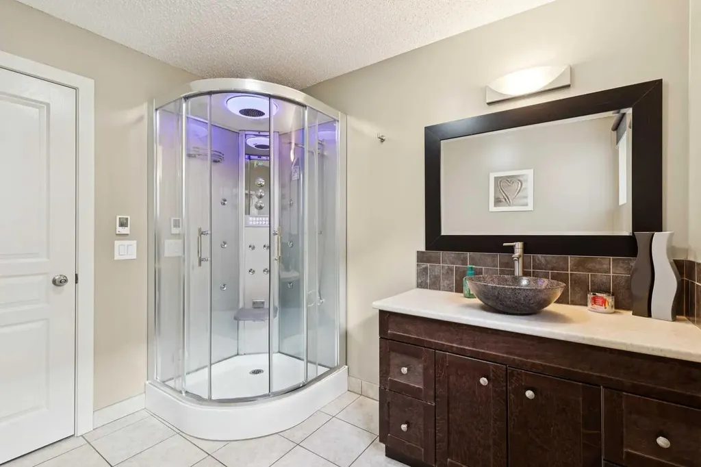 572 West Creek Point Chestermere AB T1X1T3