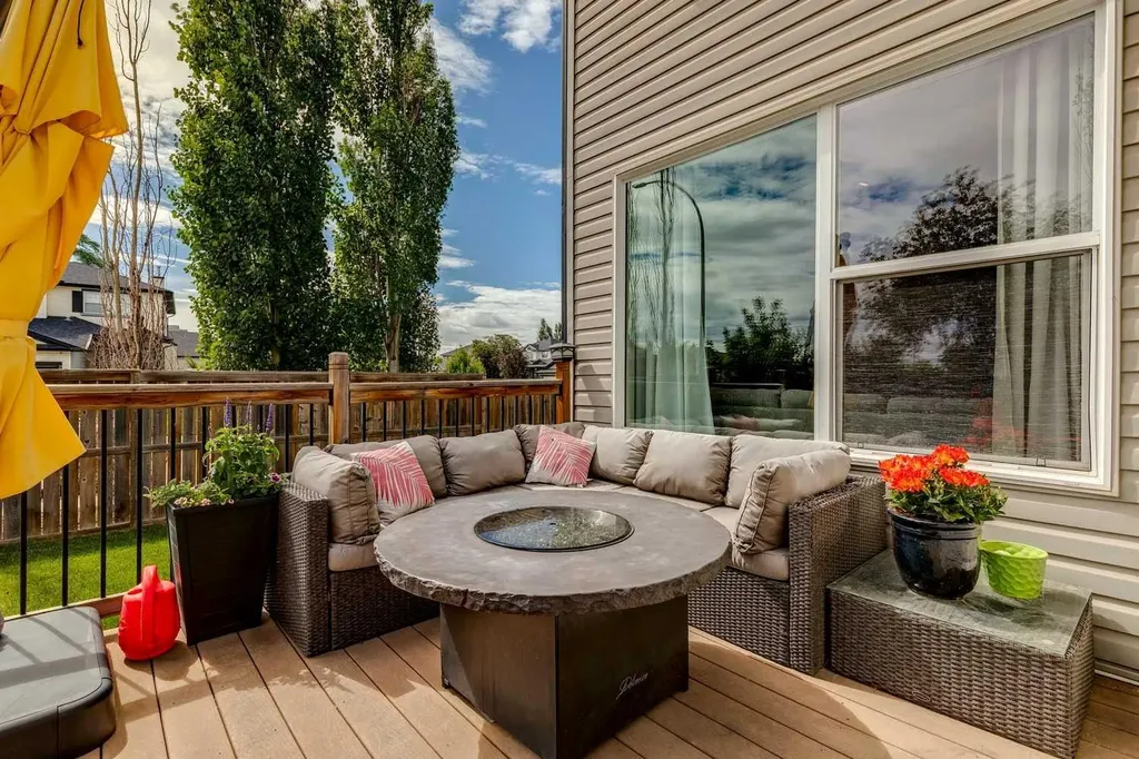 572 West Creek Point Chestermere AB T1X1T3