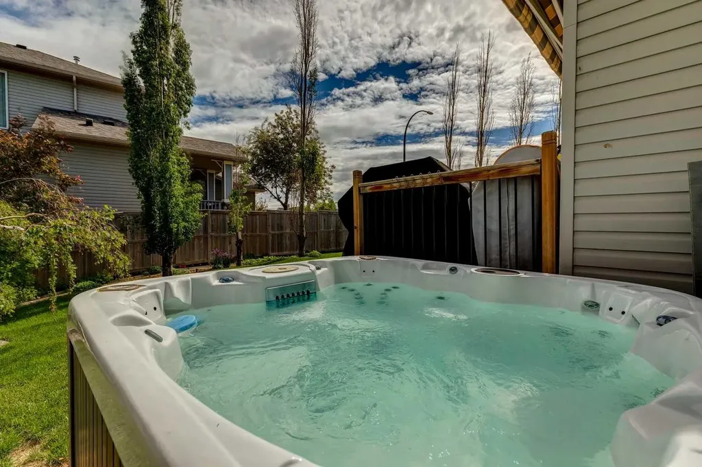572 West Creek Point Chestermere AB T1X1T3