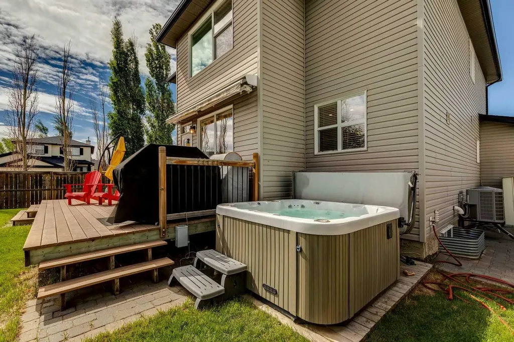 572 West Creek Point Chestermere AB T1X1T3