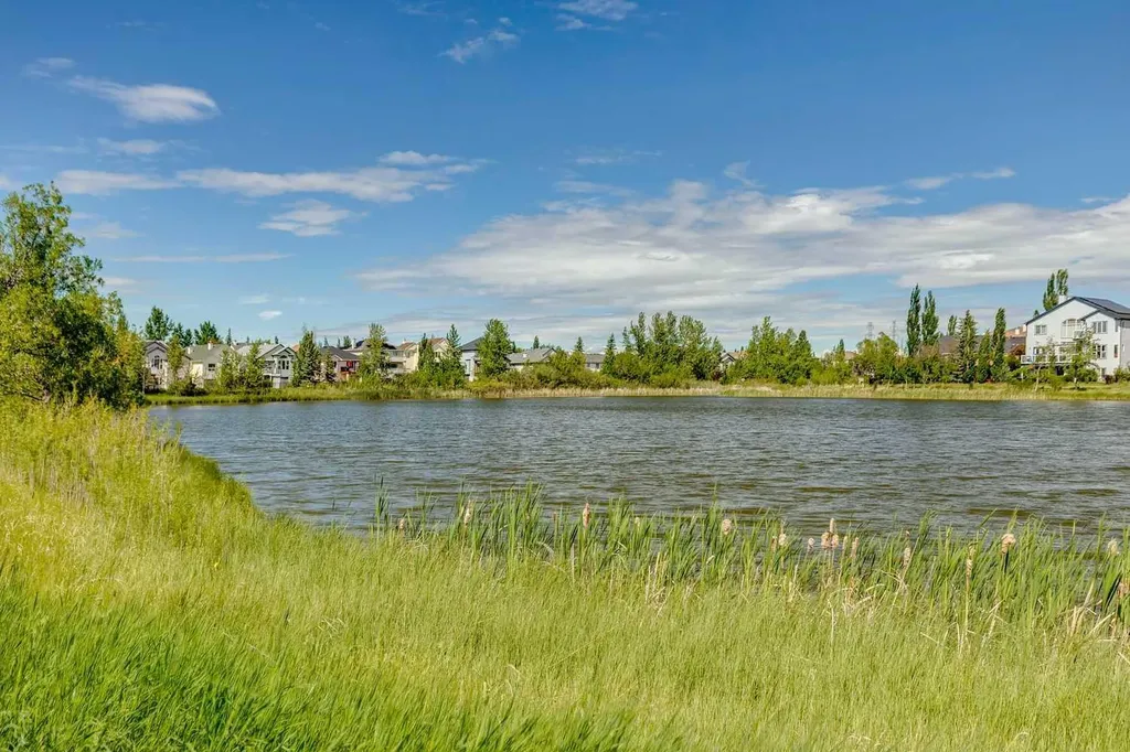 572 West Creek Point Chestermere AB T1X1T3