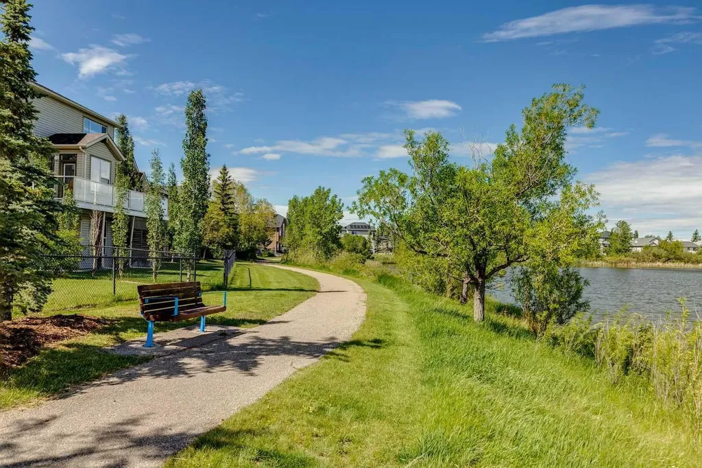572 West Creek Point Chestermere AB T1X1T3