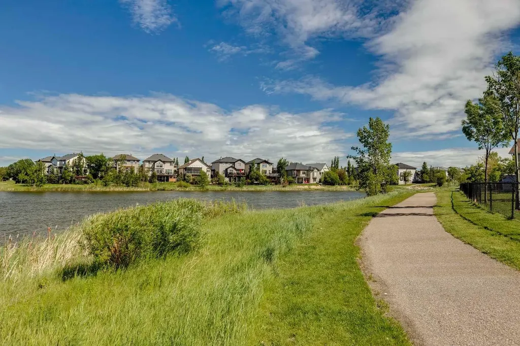 572 West Creek Point Chestermere AB T1X1T3
