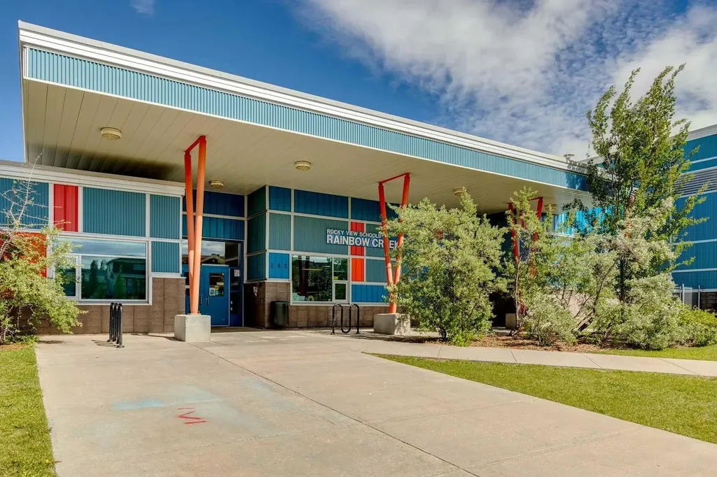 572 West Creek Point Chestermere AB T1X1T3