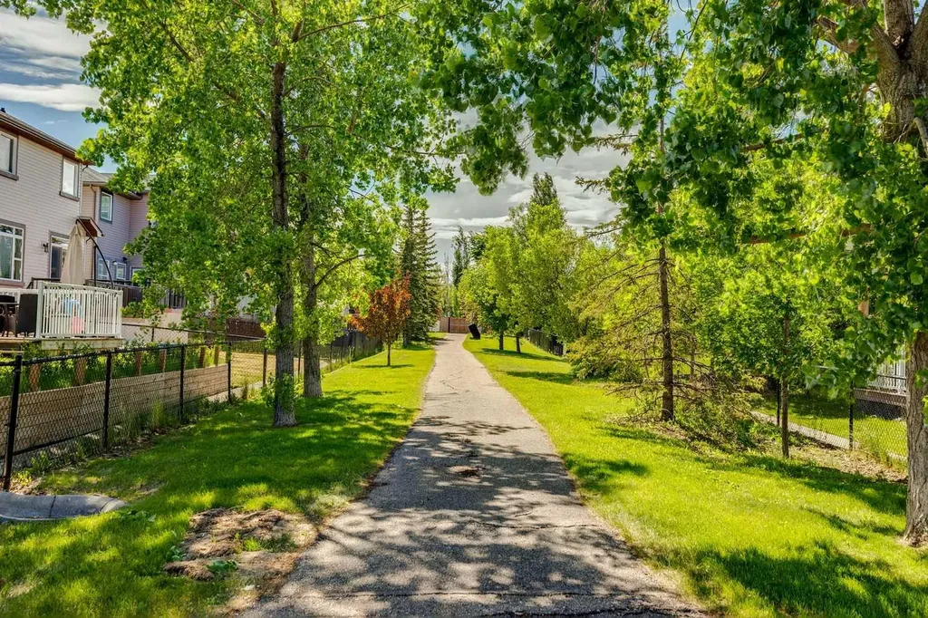 572 West Creek Point Chestermere AB T1X1T3