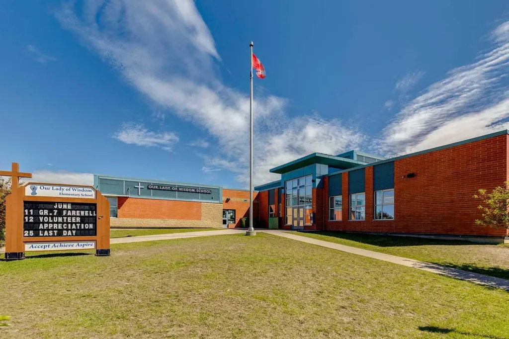 572 West Creek Point Chestermere AB T1X1T3