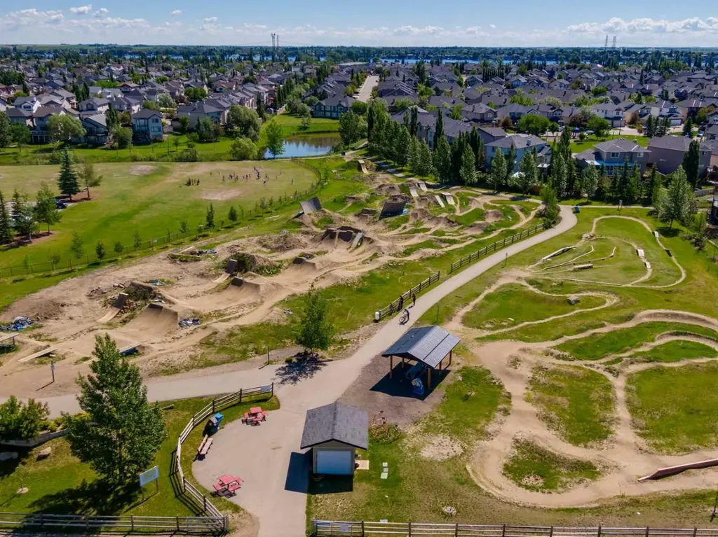 572 West Creek Point Chestermere AB T1X1T3