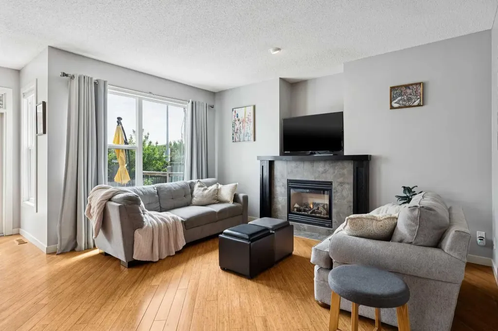 572 West Creek Point Chestermere AB T1X1T3