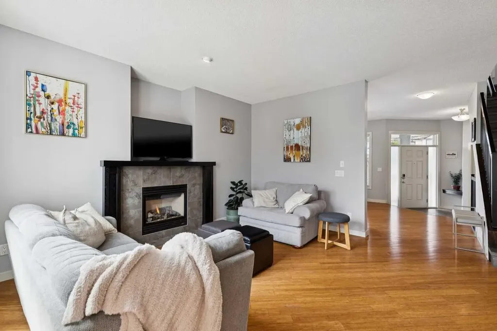 572 West Creek Point Chestermere AB T1X1T3