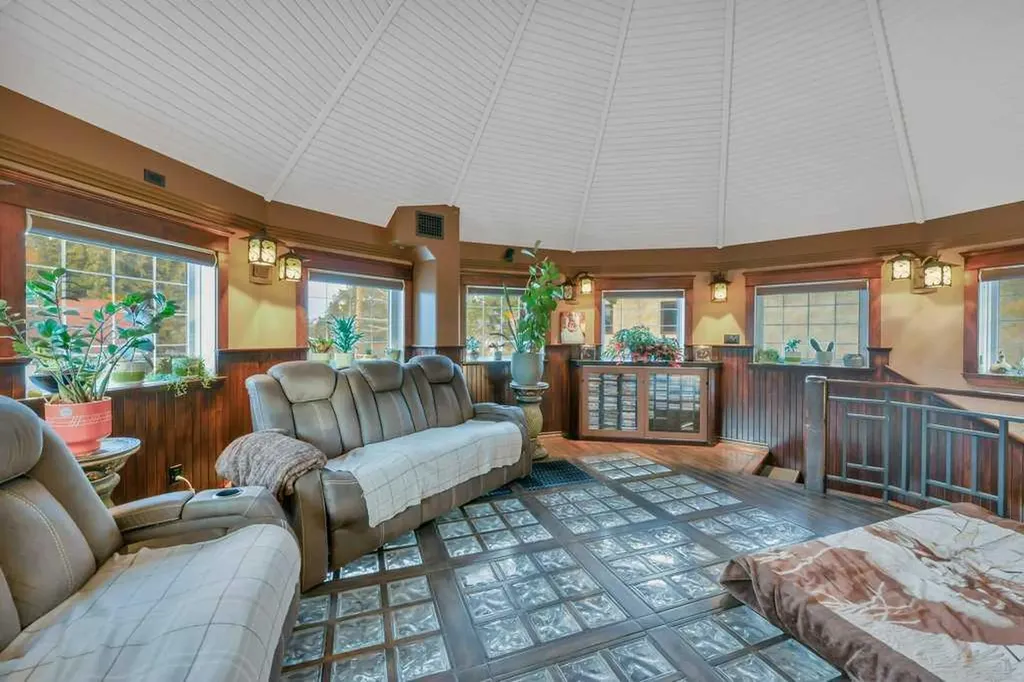 5406 50 Avenue Lacombe AB T4L 1N5