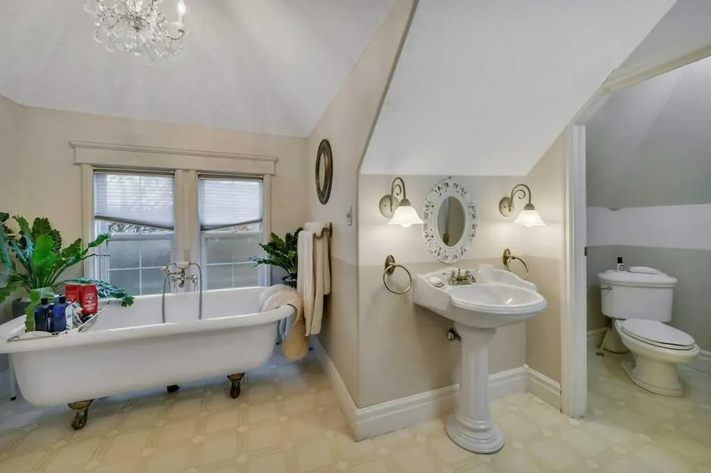 5406 50 Avenue Lacombe AB T4L 1N5