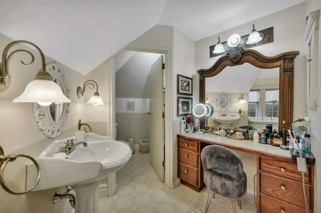 5406 50 Avenue Lacombe AB T4L 1N5