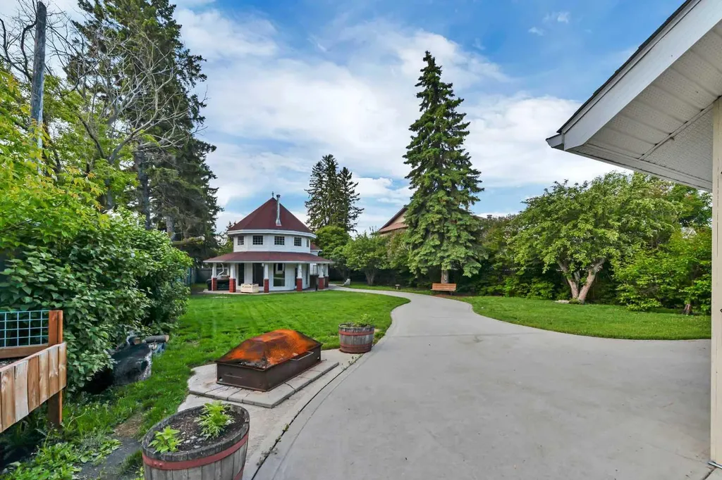 5406 50 Avenue Lacombe AB T4L 1N5