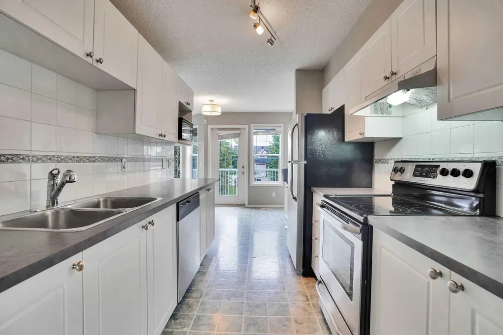 120 Country Village Cape NE Calgary AB T3K 5K2