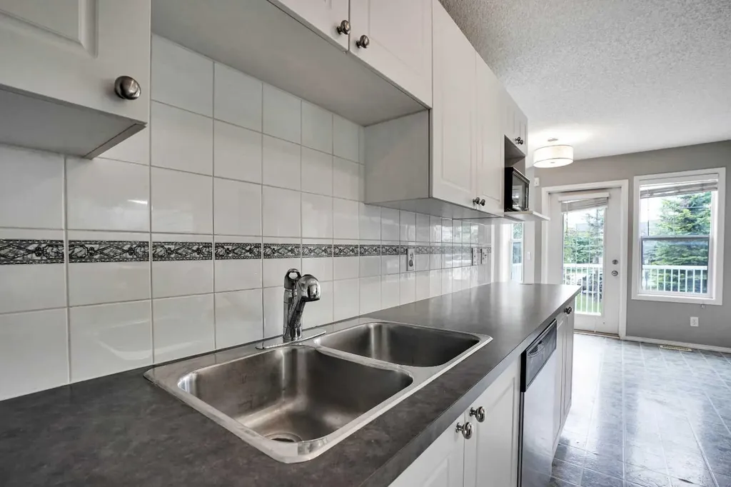 120 Country Village Cape NE Calgary AB T3K 5K2