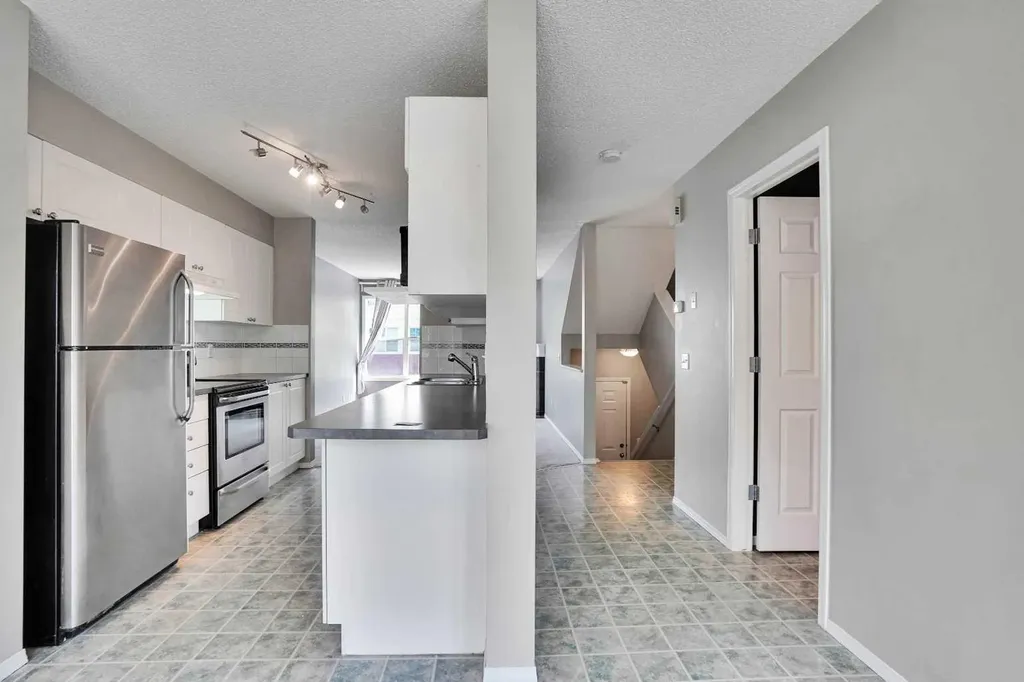 120 Country Village Cape NE Calgary AB T3K 5K2