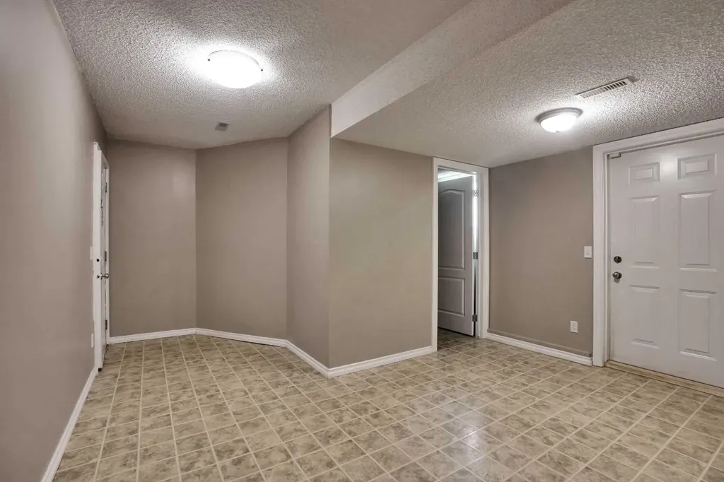 120 Country Village Cape NE Calgary AB T3K 5K2