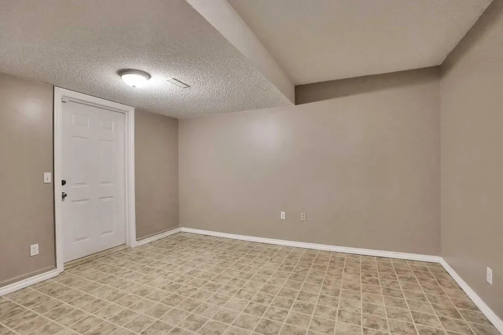 120 Country Village Cape NE Calgary AB T3K 5K2