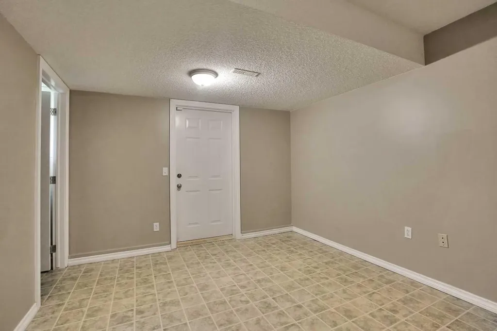 120 Country Village Cape NE Calgary AB T3K 5K2