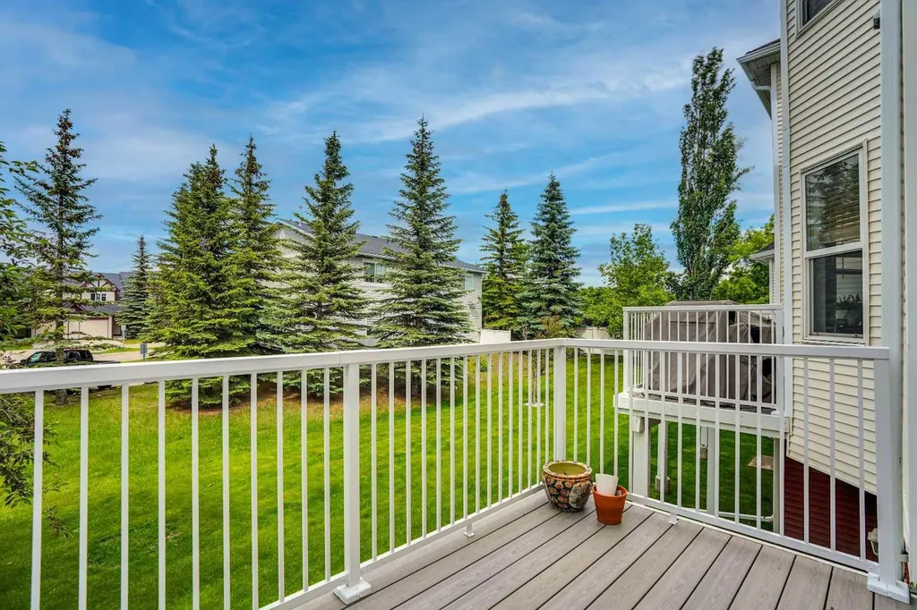 120 Country Village Cape NE Calgary AB T3K 5K2