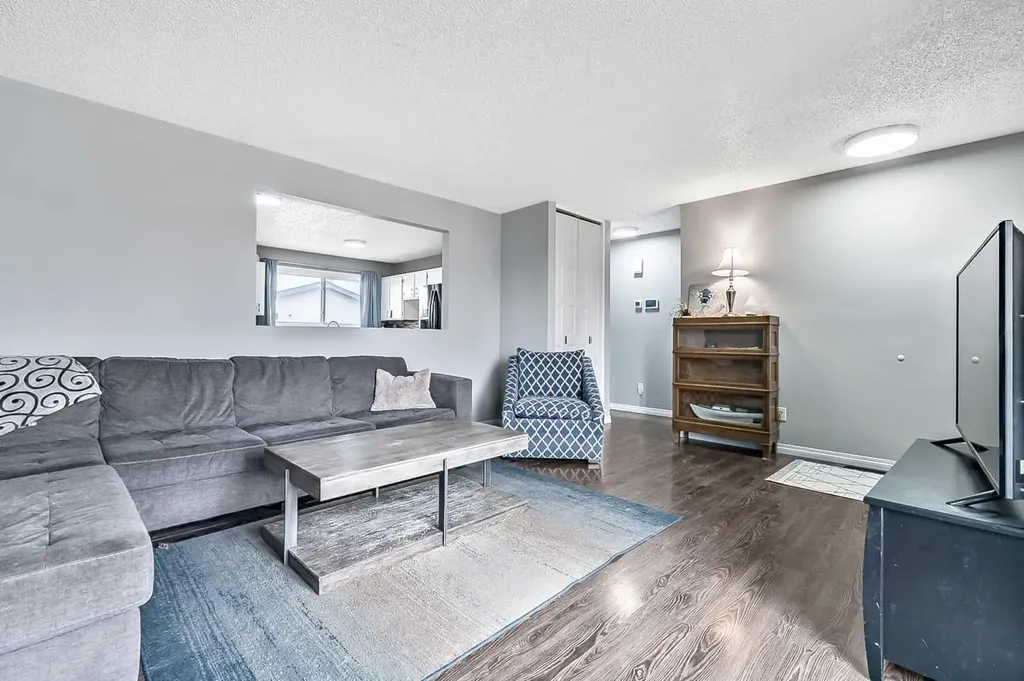 399 Maitland Crescent NE Calgary AB T2A 5T6
