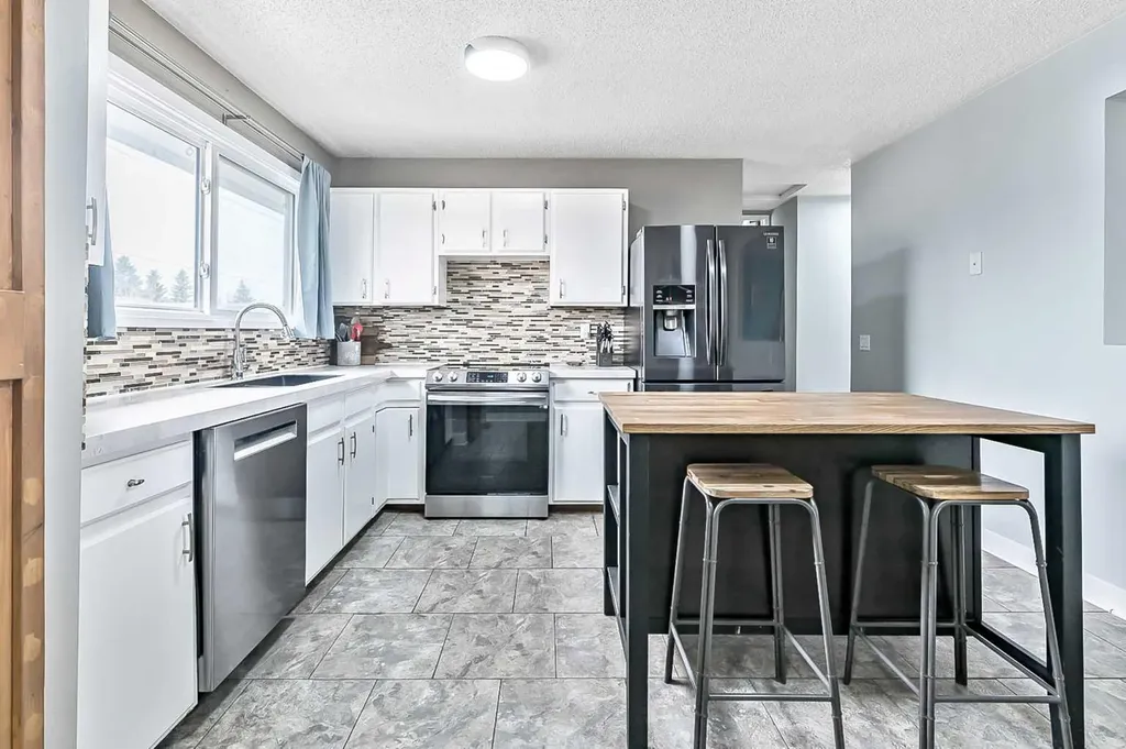 399 Maitland Crescent NE Calgary AB T2A 5T6
