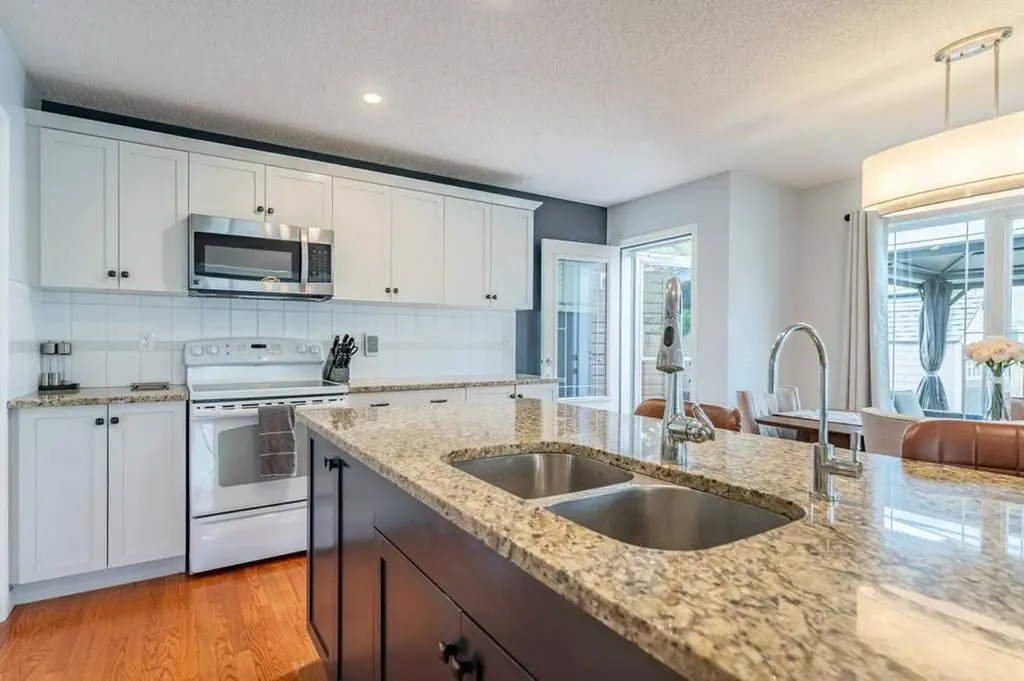 15 Windwood Grove SW Airdrie AB T4B 3T2