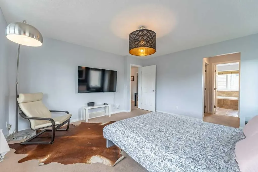 15 Windwood Grove SW Airdrie AB T4B 3T2
