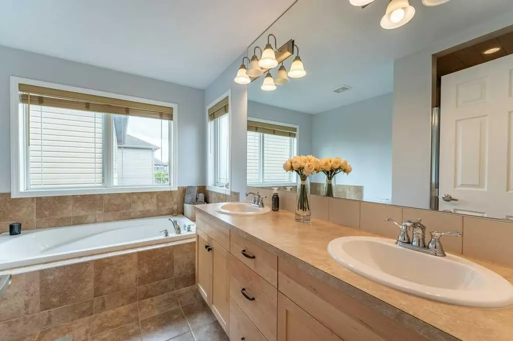 15 Windwood Grove SW Airdrie AB T4B 3T2