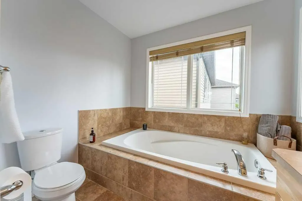 15 Windwood Grove SW Airdrie AB T4B 3T2