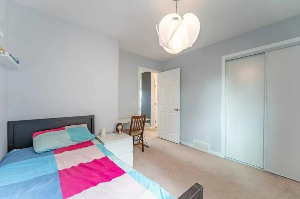 15 Windwood Grove SW Airdrie AB T4B 3T2