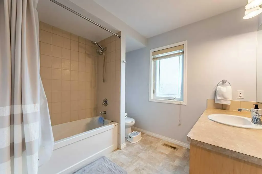 15 Windwood Grove SW Airdrie AB T4B 3T2