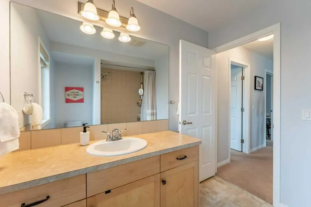15 Windwood Grove SW Airdrie AB T4B 3T2