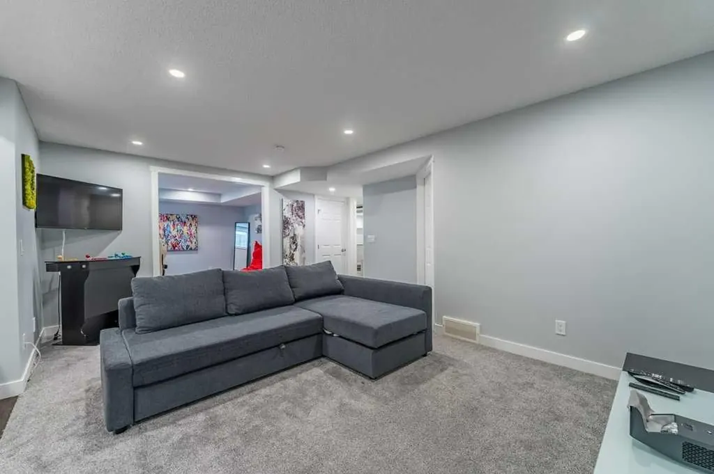 15 Windwood Grove SW Airdrie AB T4B 3T2