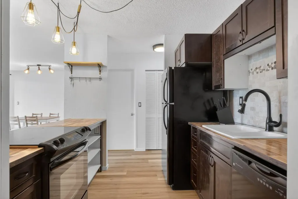 2130 17 Street SW Calgary AB T2T 4M5