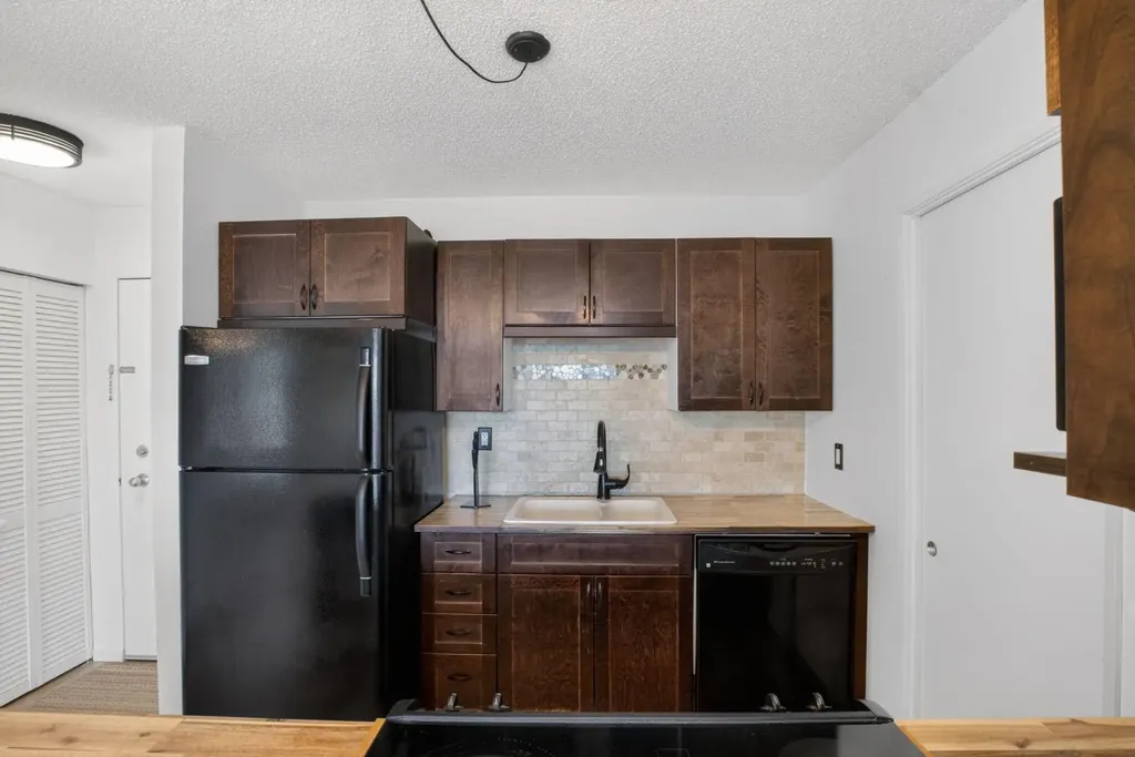 2130 17 Street SW Calgary AB T2T 4M5