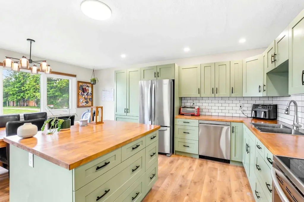 10 Opal Close Lacombe AB T4L 1P9
