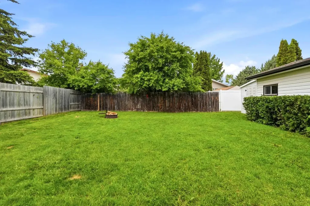 10 Opal Close Lacombe AB T4L 1P9