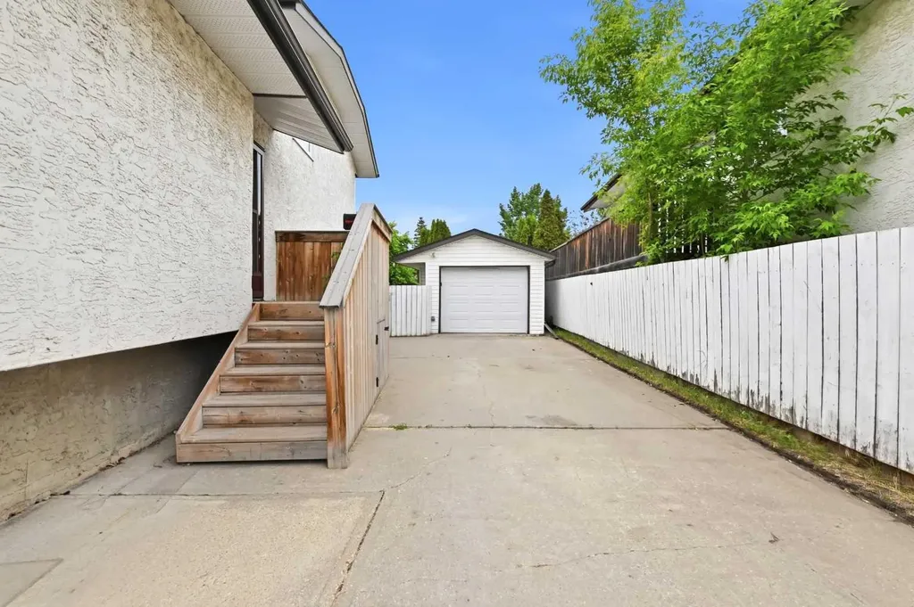 10 Opal Close Lacombe AB T4L 1P9
