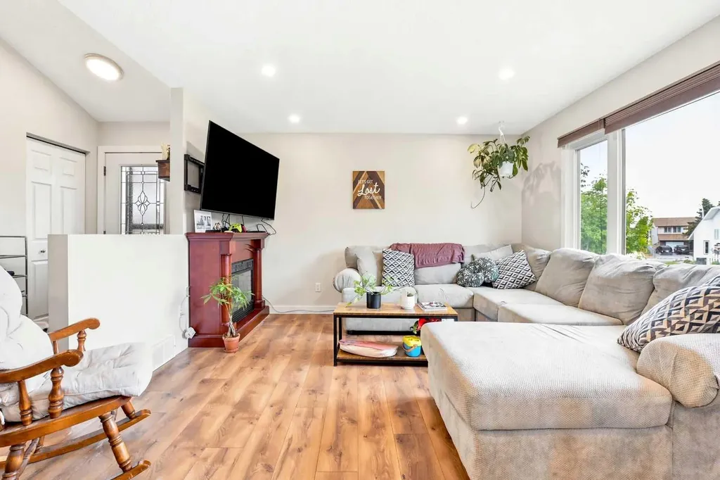 10 Opal Close Lacombe AB T4L 1P9