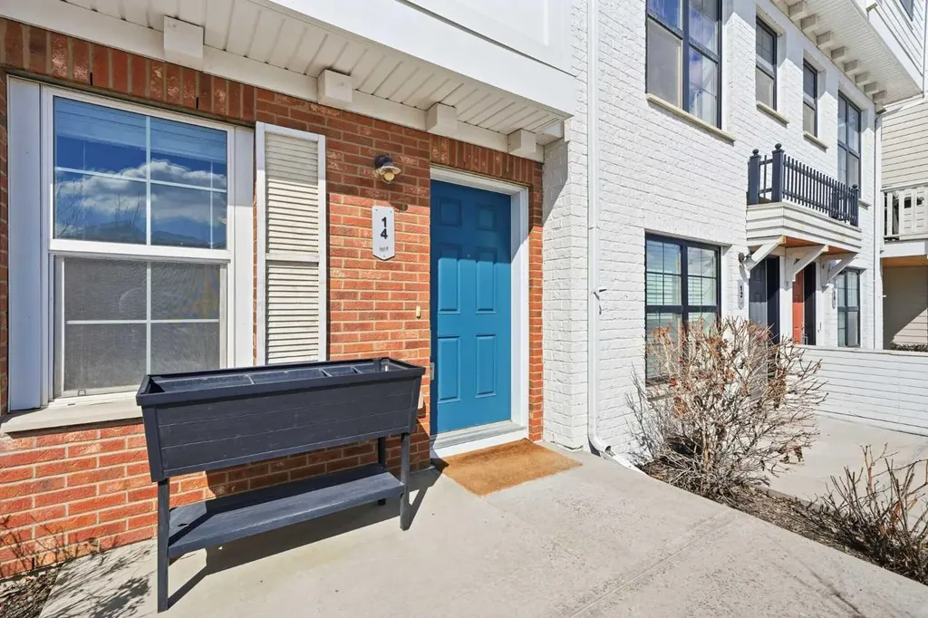 14 Nolan Hill Gate NW Calgary AB T3R 0T9