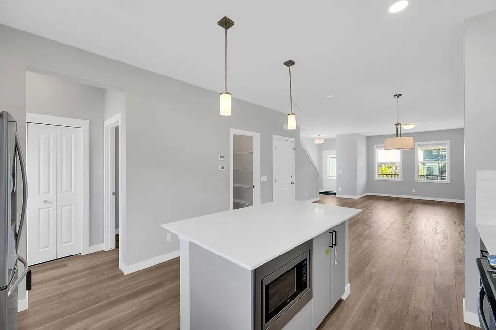 125 Edith Gate NW Calgary AB T3R 1Z2