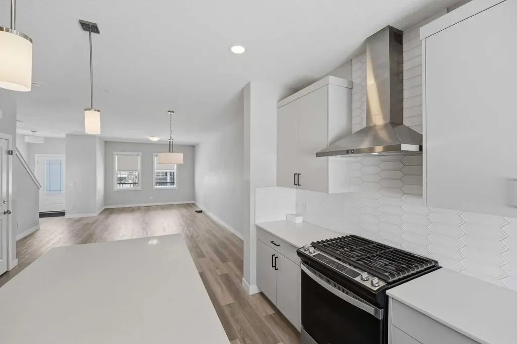 125 Edith Gate NW Calgary AB T3R 1Z2
