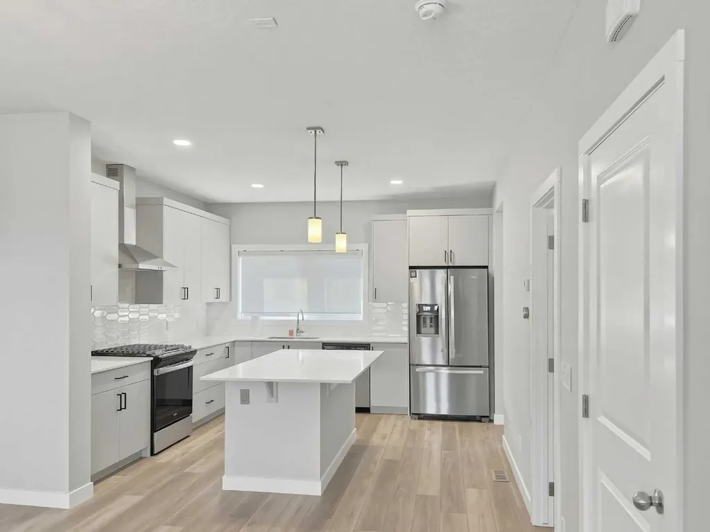 125 Edith Gate NW Calgary AB T3R 1Z2