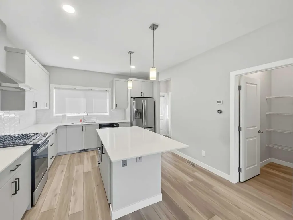 125 Edith Gate NW Calgary AB T3R 1Z2